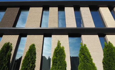 Bild große vertikale Lichtbandfenster