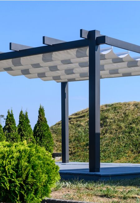 Bild Selbststehende Pergola mit weißemTextildach und schwarzen Profile