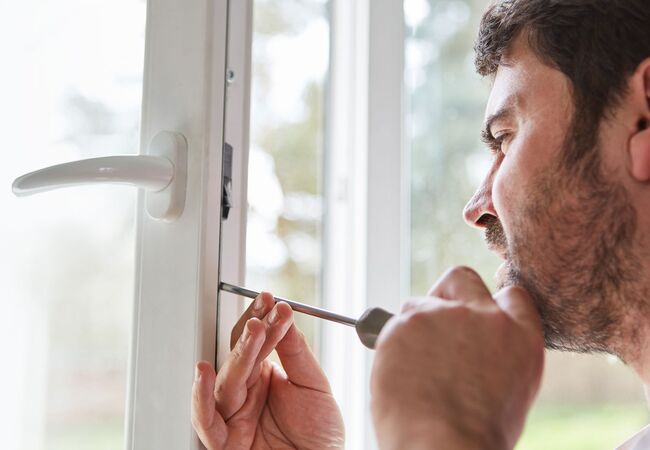 Bild Einfache Fenster Montage und Beschlags Regulierung