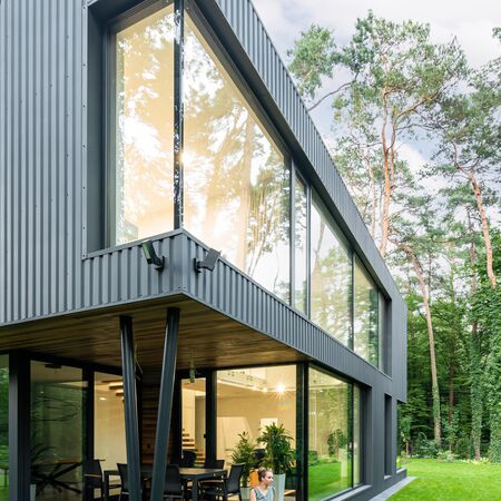 Bild großes Eckfenster in einem modernen Haus im Grünen