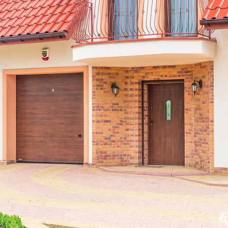 Bild Einfamilienhaus mit Garagentor in Fensterfarbe