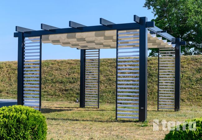 Bild Pergola mit Textildach und Seitenteilen mit Lamellen