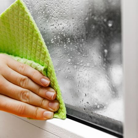 Bild Einfache Pflegen und sauber machen der Fenster Profilen und Glas mit Tuch