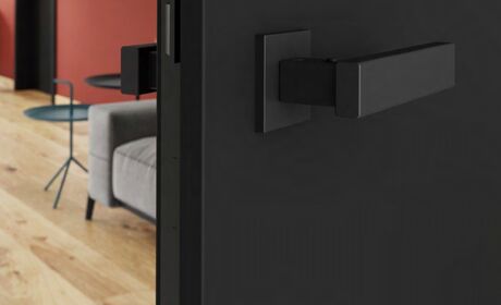 Bild Schwarze Innentüren Garant mit schwarzem Drücker und Beschlag