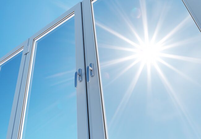 Bild Weiße Fenster mit Sonnenschutzverglasungen schützen vor UV