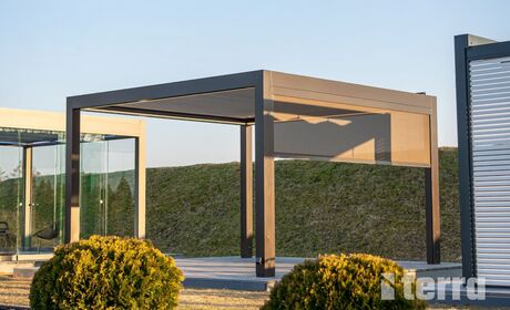 Bild Selbststehende Pergola mit festem Lamellendach in Farbe Anthrazit